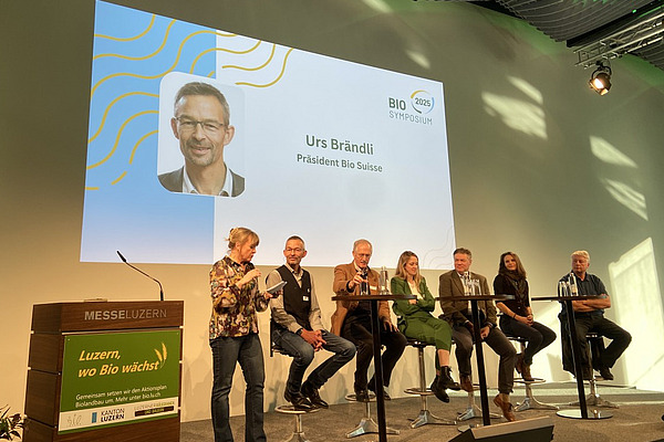 Podium mit Referentinnen und Referenten.