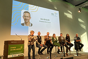 Podium mit Referentinnen und Referenten.