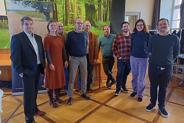 Gruppe von Männern und Frauen.