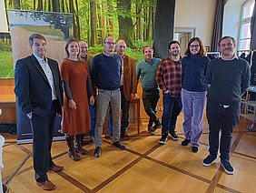 Gruppe von Männern und Frauen.