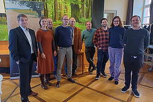 Gruppe von Männern und Frauen.