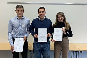 Drei junge Wissenschaftler*innen mit dem Preis-Zertifikat in den Händen
