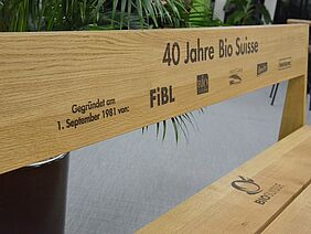 Bank mit diversen Logos und "40 Jahre Bio Suisse"