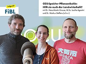 Zwei Männer und eine Frau an einem Podcast-Mikrofon.