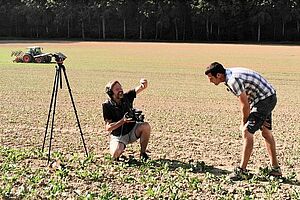 Filmen auf dem Feld