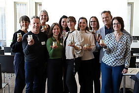 Gruppenfoto, Personen präsentieren kleine Gläser mit verarbeiteten Ackerbohnen und Erbsen.