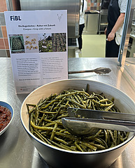 Schüssel mit zubereiteten Augenbohnen.