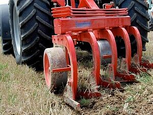 roter Schälpflug im Einsatz