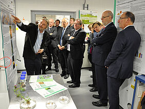 Paul Mäder erklärt der Delegation anhand eines Posters