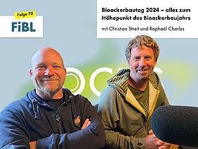 Zwei Männer an einem Podcast-Mikrofon.