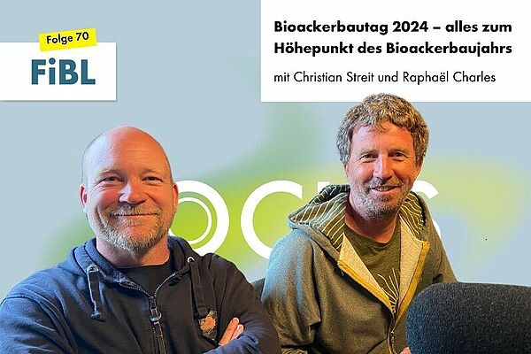 Zwei Männer an einem Podcast-Mikrofon.