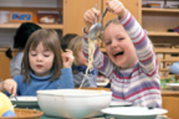 Mittagsmahlzeit in der Kindertagesstätte