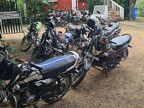 Mehrere parkierte Motorräder.