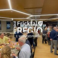 Eine Gruppe von Menschen an Tischen in einem Restaurant.