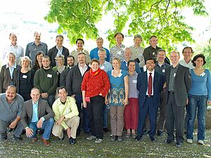 Photo de groupe avec une vingtaine de personnes.