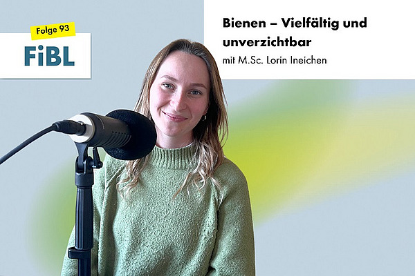Eine Frau an einem Podcastmikrofon.
