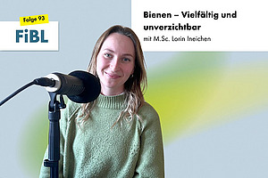 Eine Frau an einem Podcastmikrofon.