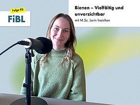 Eine Frau an einem Podcastmikrofon.