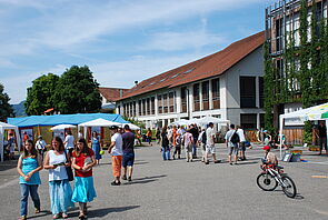 Stände und Besucher am Tag der offenen Tür