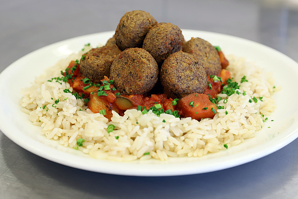 Tellergericht mit Falafel und Reis.