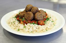 Tellergericht mit Falafel und Reis.