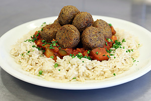 Tellergericht mit Falafel und Reis.