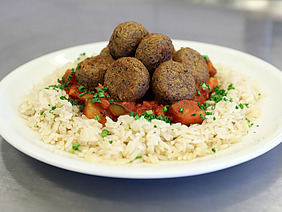 Tellergericht mit Falafel und Reis.