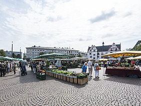 Wochenmarkt mit Besuchenden.