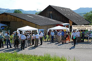 Stände und Besucher am Tag der offenen Tür