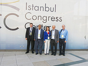 Otto Schmid steht mit einer Gruppe von Menschen vor dem Kongresszentrum in Istanbul.