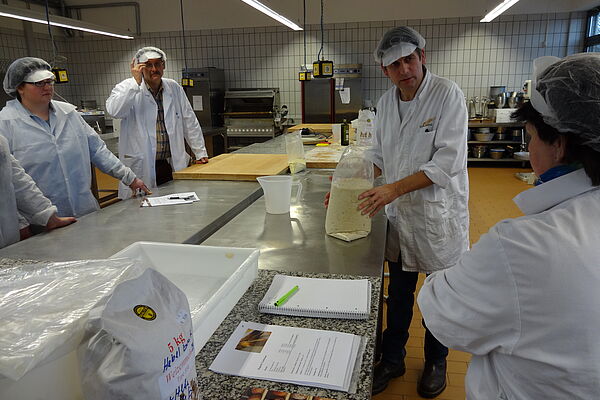 Seminarteilnehmer in einer Großbäckerei