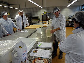 Seminarteilnehmer in einer Großbäckerei