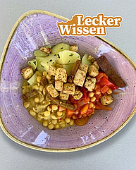 Angerichteter Teller mit Gelberbsen, Kartoffeln und Tofu.