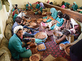 Femmes font l'extraction de l'amande manuellement