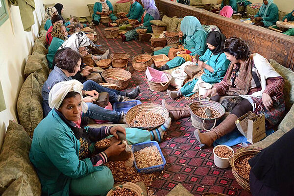 Femmes font l'extraction de l'amande manuellement