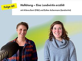 Zwei Frauen an einem Mikrofon.