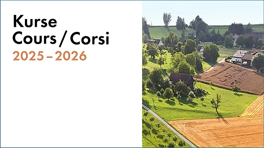 Copertina del calendario dei corsi con scritta e immagine di una fattoria.