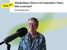 Ein Mann hinter einem Podcast-Mikrofon