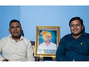 Lokendra Singh Mandloi mit seinem Vater und einem Bild seines Grossvaters