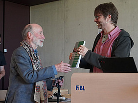 Florian Leiber übergibt Otto Schmid ein Buch zum Dank.