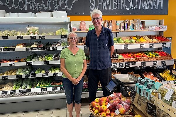 Ein Mann und eine Frau in einem Bioladen