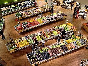 Obst- und Gemüseabteilung in einem Supermarkt von oben