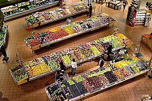 Obst- und Gemüseabteilung in einem Supermarkt von oben
