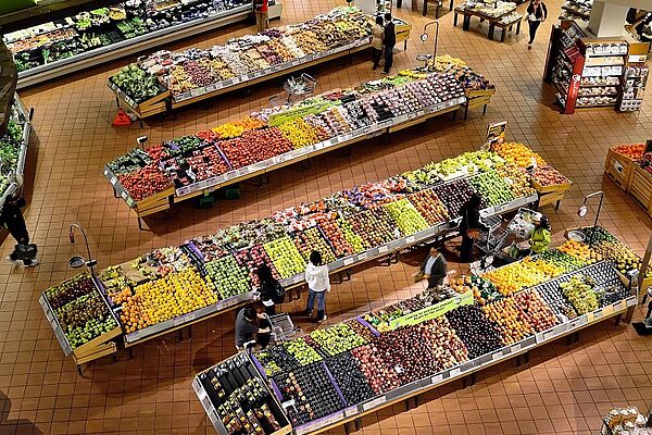 Obst- und Gemüseabteilung in einem Supermarkt von oben