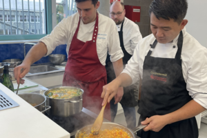 Zwei Köche bei der Arbeit. 