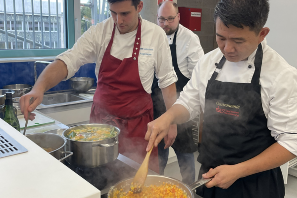 Zwei Köche bei der Arbeit. 