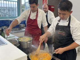 Zwei Köche bei der Arbeit. 