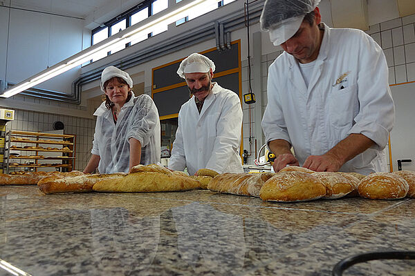 Seminarteilnehmer mit gebackenem Brot