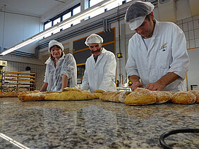 Seminarteilnehmer mit gebackenem Brot