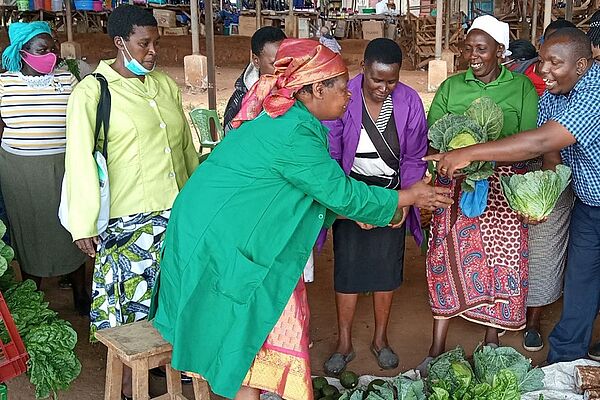 Un groupe de personnes au marché